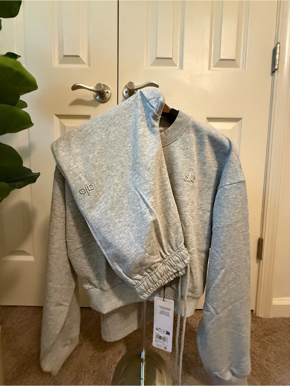 ALO Yoga Accolad Cropped Crewneck and Straight Leg Pants Set in Heather Gray